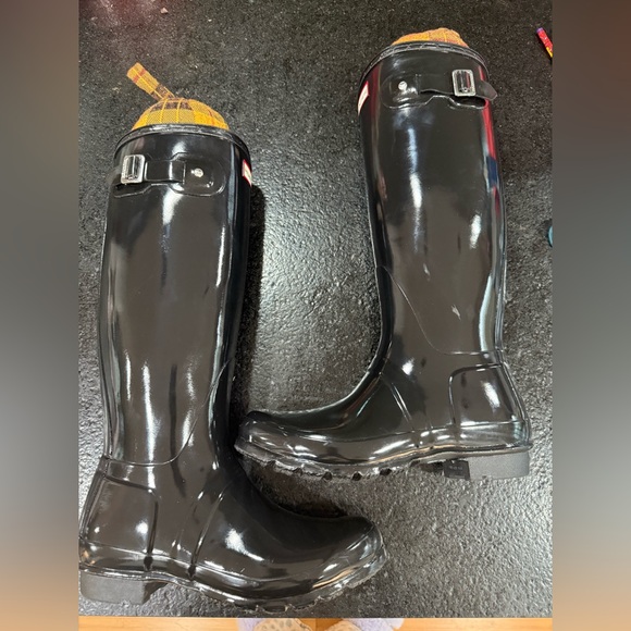 Hunter Tall Gloss Rain Boots – Glossy Black
Size: Women’s US 7 - Picture 12 of 13
